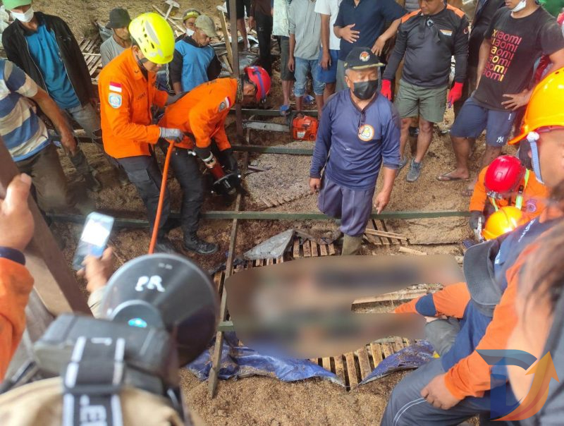 Tim SAR gabungan berhasil mengevakuasi Riyan Hananni (24), warga Desa Tamanayu, Kecamatan Pronojiwo, Kabupaten Lumajang, yang tertimpa material kandang ayam roboh di Kecamatan Wonosari, Kabupaten Malang. (Foto: Istimewa)