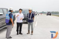 Wakil Gubernur Jawa Timur Emil Elestianto Dardak sedang meninjau ruas jalan tol Probolinggo-Situbondo-Banyuwangi mencakup ruas Gending-Kraksaan, Kraksaan-Paiton dan Paiton-Besuki. (Foto: Adpim for digitalJatim)