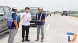 Wakil Gubernur Jawa Timur Emil Elestianto Dardak sedang meninjau ruas jalan tol Probolinggo-Situbondo-Banyuwangi mencakup ruas Gending-Kraksaan, Kraksaan-Paiton dan Paiton-Besuki. (Foto: Adpim for digitalJatim)