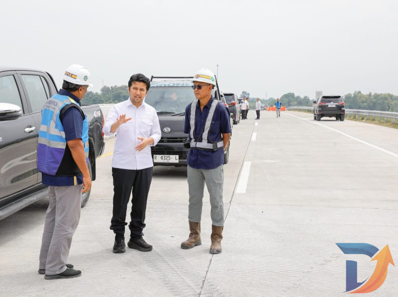 Wakil Gubernur Jawa Timur Emil Elestianto Dardak sedang meninjau ruas jalan tol Probolinggo-Situbondo-Banyuwangi mencakup ruas Gending-Kraksaan, Kraksaan-Paiton dan Paiton-Besuki. (Foto: Adpim for digitalJatim)