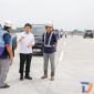 Wakil Gubernur Jawa Timur Emil Elestianto Dardak sedang meninjau ruas jalan tol Probolinggo-Situbondo-Banyuwangi mencakup ruas Gending-Kraksaan, Kraksaan-Paiton dan Paiton-Besuki. (Foto: Adpim for digitalJatim)