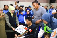 Gubernur Jawa Timur Khofifah Indar Parawansa menyalurkan bantuan sosial (bansos) Pemerintah Provinsi Jawa Timur untuk masyarakat di Kantor Bupati Probolinggo. (Foto : Adpim For digitalJatim)