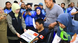 Gubernur Jawa Timur Khofifah Indar Parawansa menyalurkan bantuan sosial (bansos) Pemerintah Provinsi Jawa Timur untuk masyarakat di Kantor Bupati Probolinggo. (Foto : Adpim For digitalJatim)