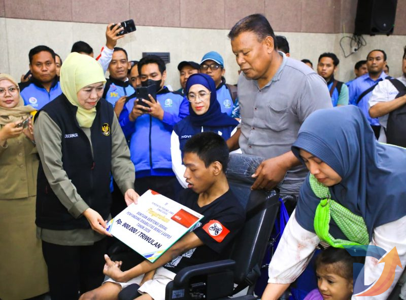 Gubernur Jawa Timur Khofifah Indar Parawansa menyalurkan bantuan sosial (bansos) Pemerintah Provinsi Jawa Timur untuk masyarakat di Kantor Bupati Probolinggo. (Foto : Adpim For digitalJatim)