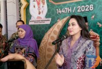 Gubernur Jawa Timur Khofifah Indar Parawansa (kiri) Gubernur Maluku Utara Sherly Tjoanda (Kanan) di Gedung Negara Grahadi, Surabaya. (Foto: Syaiful/digital Jatim)