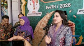 Gubernur Jawa Timur Khofifah Indar Parawansa (kiri) Gubernur Maluku Utara Sherly Tjoanda (Kanan) di Gedung Negara Grahadi, Surabaya. (Foto: Syaiful/digital Jatim)