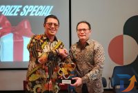 CEO PT Baba Rafi Internasional Hendy Setiono bersama CEO SLC Marketing Inc sekaligus Founder Connectpedia Sandy Wahyudi di Lantai 20 IdeaHub, Vaza Tower Surabaya. (Foto : Istimewa)