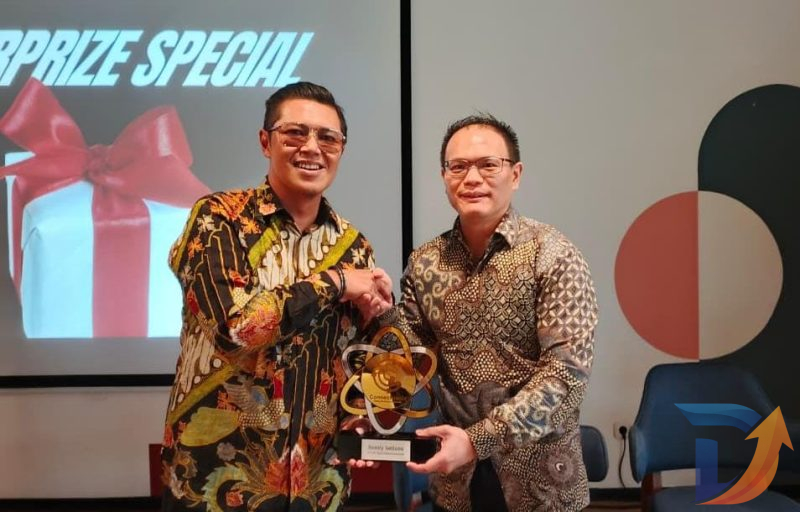 CEO PT Baba Rafi Internasional Hendy Setiono bersama CEO SLC Marketing Inc sekaligus Founder Connectpedia Sandy Wahyudi di Lantai 20 IdeaHub, Vaza Tower Surabaya. (Foto : Istimewa)