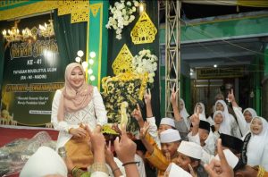 Hadir di Wisuda Santri Roudlotul Ulum, Lia Istifhama Latih Keberanian Lewat Tebak Pantun