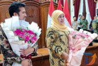 Gubernur Jawa Timur Khofifah Indar Parawansa (kanan) dan Wakil Gubernur Jawa Timur Emil Elestianto Dardak (Kiri) di Gedung Grahadi Nasional Surabaya. (Foto: Istimewa)