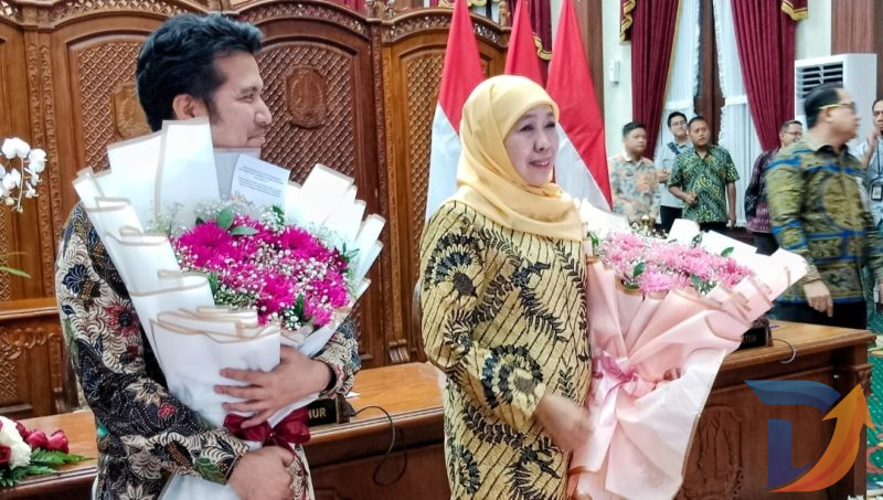 Gubernur Jawa Timur Khofifah Indar Parawansa (kanan) dan Wakil Gubernur Jawa Timur Emil Elestianto Dardak (Kiri) di Gedung Grahadi Nasional Surabaya. (Foto: Istimewa)