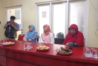 Suasana hangat mediasi terkait pelaksanaan program perbaikan rumah berbasis Corporate Social Responsibility (CSR) Yayasan Buddha Tzu Chi di Kantor Kelurahan Wonokromo, Jalan Pulo Wonokromo, Surabaya. (Foto : Bagas/Digitaljatim.com)