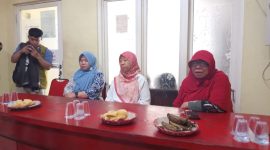 Suasana hangat mediasi terkait pelaksanaan program perbaikan rumah berbasis Corporate Social Responsibility (CSR) Yayasan Buddha Tzu Chi di Kantor Kelurahan Wonokromo, Jalan Pulo Wonokromo, Surabaya. (Foto : Bagas/Digitaljatim.com)