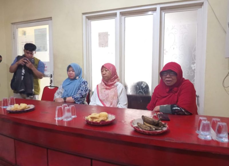 Suasana hangat mediasi terkait pelaksanaan program perbaikan rumah berbasis Corporate Social Responsibility (CSR) Yayasan Buddha Tzu Chi di Kantor Kelurahan Wonokromo, Jalan Pulo Wonokromo, Surabaya. (Foto : Bagas/Digitaljatim.com)