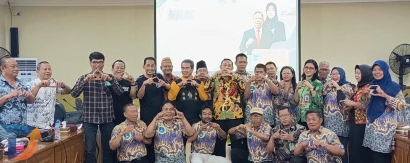 Aliansi Jurnalis Sidoarjo (AJS) menggandeng Wakil Ketua DPRD Sidoarjo Warih Andono menggelar dialog interaktif bersama kepala desa di ruang rapat komisi DPRD Sidoarjo. (Foto : Istimewa)