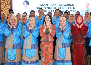 Arumi Bachsin Resmi Kukuhkan Pengurus Dekranasda Jombang Periode 2025-2030