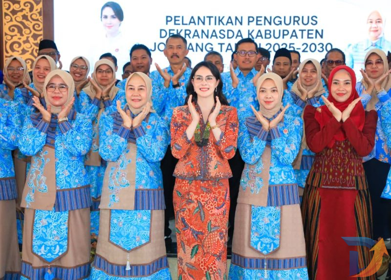Ketua Dekranasda Jawa Timur Arumi Bachsin Emil Dardak menghadiri pengukuhan jajaran pengurus Dekranasda Kab. Jombang periode 2025-2030 di Pendopo Kab. Jombang. (Foto: Adpim For Digitaljatim.com)