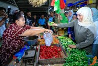 Gubernur Jawa Timur Khofifah Indar Parawansa melakukan sidak harga dan ketersediaan bahan pokok di Pasar Tambahrejo, Surabaya. (Foto: Adpim For Digitaljatim.com)
