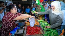 Gubernur Jawa Timur Khofifah Indar Parawansa melakukan sidak harga dan ketersediaan bahan pokok di Pasar Tambahrejo, Surabaya. (Foto: Adpim For Digitaljatim.com)