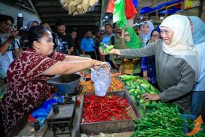 Gubernur Khofifah Cek Harga Bahan Pokok di Pasar Tambakrejo, Pastikan Tak Ada Lonjakan Jelang Ramadan