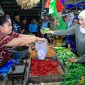 Gubernur Jawa Timur Khofifah Indar Parawansa melakukan sidak harga dan ketersediaan bahan pokok di Pasar Tambahrejo, Surabaya. (Foto: Adpim For Digitaljatim.com)