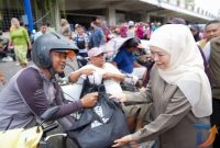 Gubernur Jawa Timur Khofifah Indar Parawansa membagikan ratusan paket sembako kepada masyarakat kurang mampu, marbot dan petugas kebersihan masjid, serta pengemudi ojek online (ojol) di Kota Surabaya. (Foto : Adpim For DigitalJatim)