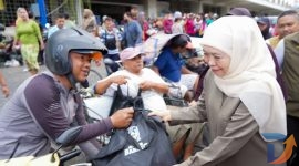 Gubernur Jawa Timur Khofifah Indar Parawansa membagikan ratusan paket sembako kepada masyarakat kurang mampu, marbot dan petugas kebersihan masjid, serta pengemudi ojek online (ojol) di Kota Surabaya. (Foto : Adpim For DigitalJatim)
