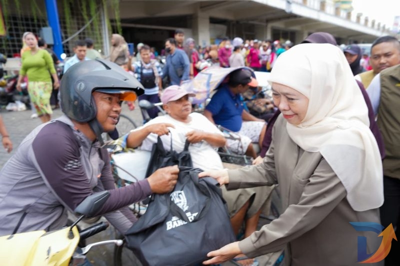 Gubernur Jawa Timur Khofifah Indar Parawansa membagikan ratusan paket sembako kepada masyarakat kurang mampu, marbot dan petugas kebersihan masjid, serta pengemudi ojek online (ojol) di Kota Surabaya. (Foto : Adpim For DigitalJatim)