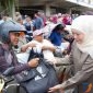 Gubernur Jawa Timur Khofifah Indar Parawansa membagikan ratusan paket sembako kepada masyarakat kurang mampu, marbot dan petugas kebersihan masjid, serta pengemudi ojek online (ojol) di Kota Surabaya. (Foto : Adpim For DigitalJatim)