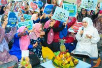 Gubernur Jawa Timur Khofifah Indar Parawansa menghadiri gelaran tradisi Megengan yang diawali dengan istigasah, zikir dan selawat di Masjid Al Akbar Surabaya.(Foto : Adpim For Digitaljatim.com)