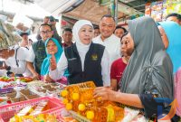Gubernur Jawa Timur Khofifah Indar Parawansa meninjau langsung ketersediaan bahan pokok di Pasar Dukuh Kupang, Surabaya. (Foto : Adpim For DigitalJatim.com)