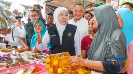 Gubernur Jawa Timur Khofifah Indar Parawansa meninjau langsung ketersediaan bahan pokok di Pasar Dukuh Kupang, Surabaya. (Foto : Adpim For DigitalJatim.com)