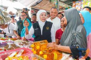 Gubernur Khofifah Tinjau Pasar Dukuh Kupang Surabaya, Cek Stok Sembako Jelang Ramadan
