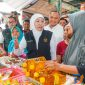 Gubernur Jawa Timur Khofifah Indar Parawansa meninjau langsung ketersediaan bahan pokok di Pasar Dukuh Kupang, Surabaya. (Foto : Adpim For DigitalJatim.com)