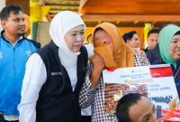 Gubernur Khofifah menyalurkan bantuan sosial dan pemberdayaan masyarakat dalam kegiatan Sapa Bansos yang digelar di awal Bulan Suci Ramadan 1447 Hijriah di Pendopo Kabupaten Sidoarjo. (Foto : Adpim For Digitaljatim.com)
