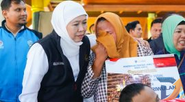 Gubernur Khofifah menyalurkan bantuan sosial dan pemberdayaan masyarakat dalam kegiatan Sapa Bansos yang digelar di awal Bulan Suci Ramadan 1447 Hijriah di Pendopo Kabupaten Sidoarjo. (Foto : Adpim For Digitaljatim.com)