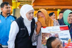 Gubernur Khofifah Salurkan Bansos Rp3 Miliar di Sidoarjo, 533 Keluarga Terima PKH Plus