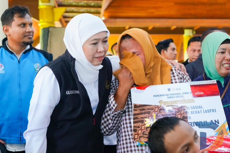 Gubernur Khofifah menyalurkan bantuan sosial dan pemberdayaan masyarakat dalam kegiatan Sapa Bansos yang digelar di awal Bulan Suci Ramadan 1447 Hijriah di Pendopo Kabupaten Sidoarjo. (Foto : Adpim For Digitaljatim.com)