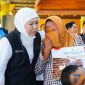 Gubernur Khofifah menyalurkan bantuan sosial dan pemberdayaan masyarakat dalam kegiatan Sapa Bansos yang digelar di awal Bulan Suci Ramadan 1447 Hijriah di Pendopo Kabupaten Sidoarjo. (Foto : Adpim For Digitaljatim.com)