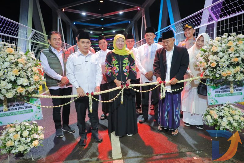 Gubernur Jawa Timur Khofifah Indar Parawansa meresmikan Jembatan Bubak di Kecamatan Gondang, Kabupaten Mojokerto. (Foto: Adpim For Digitaljatim)