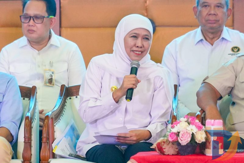 Gubernur Jawa Timur Khofifah Indar Parawansa bersama Menteri Koordinator Bidang Pangan Zulkifli Hasan menggelar Rapat Koordinasi Penyelenggaraan Program Makan Bergizi Gratis (MBG) di Provinsi Jawa Timur yang digelar di Ruang Hayam Wuruk Kantor Sekretariat Daerah Provinsi Jawa Timur, Surabaya. (Foto: Adpim For Digitaljatim)