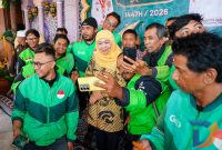 Gubernur Jawa Timur Khofifah Indar Parawansa bersama para pengemudi ojol di Gedung Grahadi Nasional Surabaya. (Foto: Adpim For Digitaljatim)