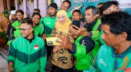 Gubernur Jawa Timur Khofifah Indar Parawansa bersama para pengemudi ojol di Gedung Grahadi Nasional Surabaya. (Foto: Adpim For Digitaljatim)