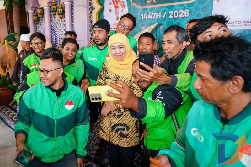 Gubernur Jawa Timur Khofifah Indar Parawansa bersama para pengemudi ojol di Gedung Grahadi Nasional Surabaya. (Foto: Adpim For Digitaljatim)