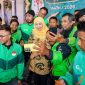 Gubernur Jawa Timur Khofifah Indar Parawansa bersama para pengemudi ojol di Gedung Grahadi Nasional Surabaya. (Foto: Adpim For Digitaljatim)