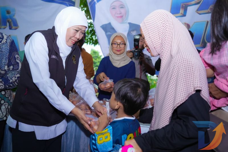 Gubernur Jawa Timur Khofifah Indar Parawansa kembali menggelar Pasar Murah titik ke-23 di Taman Pelangi, Desa Dengkol, Kec Singosari, Kabupaten Malang. (Foto: Adpim For Digitaljatim)