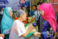 Gubernur Jawa Timur Khofifah Indar Parawansa gelar Pasar Murah ke-25 di halaman  Masjid At-Taqwa, Jemur Wonosari, Kecamatan Wonocolo, Surabaya. (Foto: Adpim For Digitaljatim)