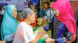 Gubernur Jawa Timur Khofifah Indar Parawansa gelar Pasar Murah ke-25 di halaman  Masjid At-Taqwa, Jemur Wonosari, Kecamatan Wonocolo, Surabaya. (Foto: Adpim For Digitaljatim)