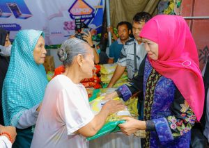 Antusiasme Tinggi di Pasar Murah Jemur Wonosari, Gubernur Khofifah: Daya Beli Harus Dijaga