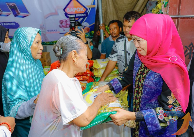 Gubernur Jawa Timur Khofifah Indar Parawansa gelar Pasar Murah ke-25 di halaman  Masjid At-Taqwa, Jemur Wonosari, Kecamatan Wonocolo, Surabaya. (Foto: Adpim For Digitaljatim)